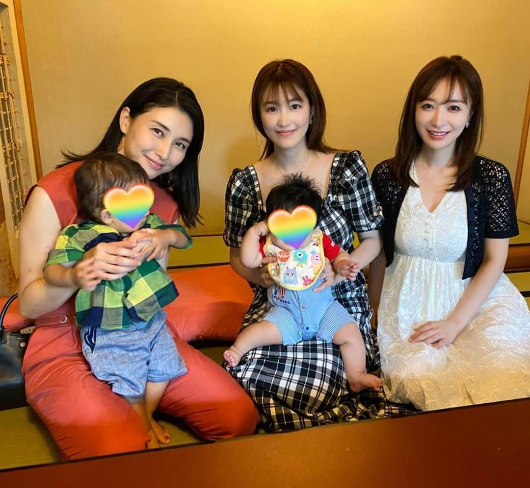 葉加瀬マイさんのインスタグラム写真 - (葉加瀬マイInstagram)「アービング所属の3人で集まりました💓息子と同じ歳の橋本マナミさんの息子さんとはじめましてできました🥰もう立って歩いていてお箸掴んでバシバシしたりと元気な姿がちっちゃいかわいい怪獣さん🦖❤️もう少ししたらうちの息子もそうなるのかーとワクワクしつつも目を離せないなーとハラハラ😹この日お店の方がクーファンを用意してくださったのでクーファンに寝かせようとしたら怒るのでずっと抱っこでした😅 さすがにずっと抱っこは疲れました😹これがいわゆる抱き癖てやつなのかな？🥺 個室だったので子供がぐずってもまわりにきをつかうことなく過ごせるのでとても良かった🥺  #令和3年ベビー #男の子ママ #男の子ベビー #離乳食スタート #離乳食初期 #生後5ヶ月」9月1日 15時45分 - m.hakase