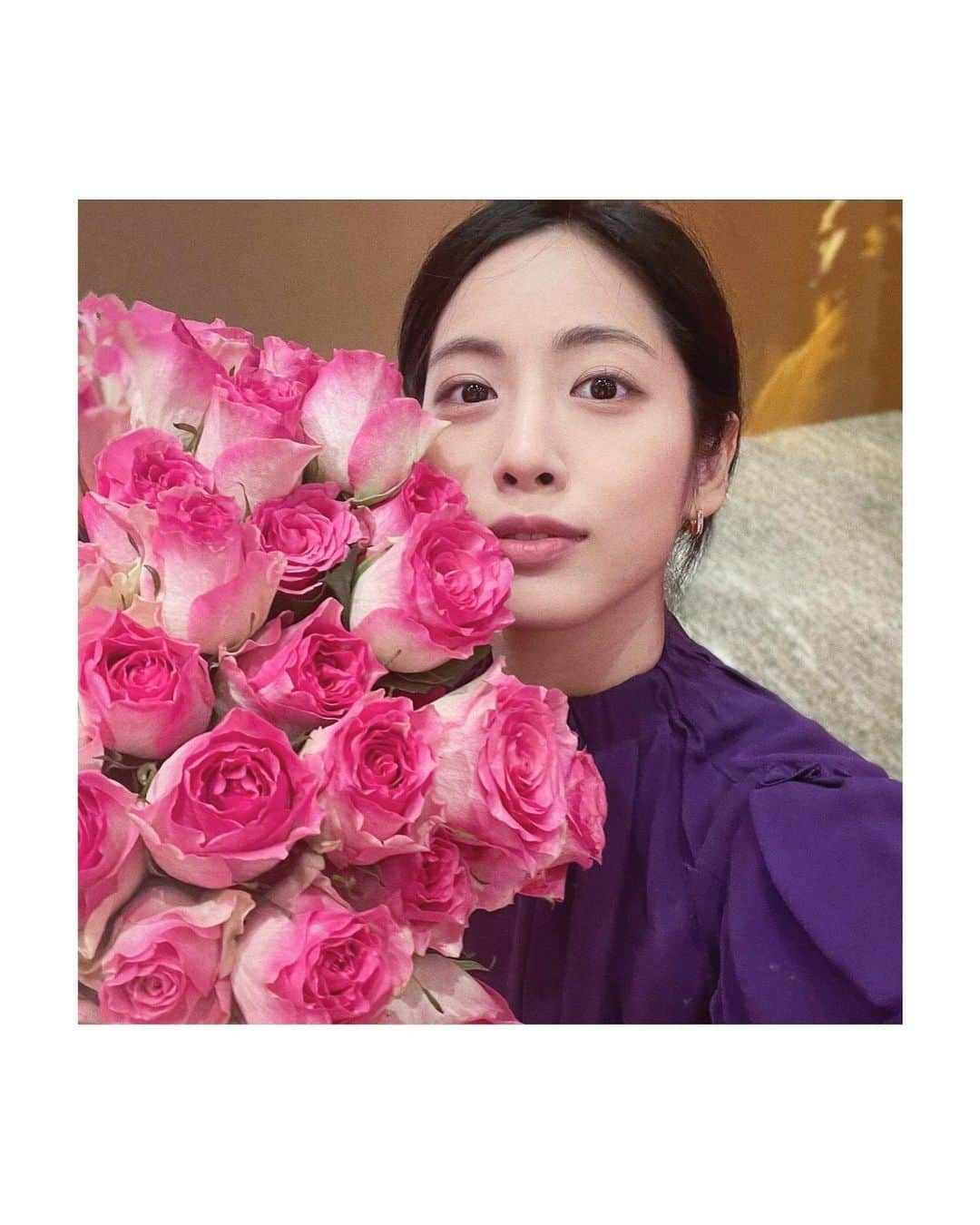 パン・ソヨンさんのインスタグラム写真 - (パン・ソヨンInstagram)「#광고  LANCOME ABSOLUE   수천송이 장미의 에너지를 가득 담아  더 특별한 랑콤의 최상위 라인 ABSOLUE ✨  매끈한 발림에 영양감이 깊게 흡수되어 쫀쫀해지는  압솔뤼 더 세럼은 이번 가을 내 최애 세럼이 될 예정   작은 쇼핑백에 장미향 포푸리를 가득 넣어준  센스 만점 랑콤💜  올 가을 장미의 힘을 믿어볼게요 🌹  #랑콤 #압솔뤼더세럼 #롱지비티사이언스 #스킨케어 #lancome #absolue #absoluetheserum #skincare」9月1日 15時54分 - banso