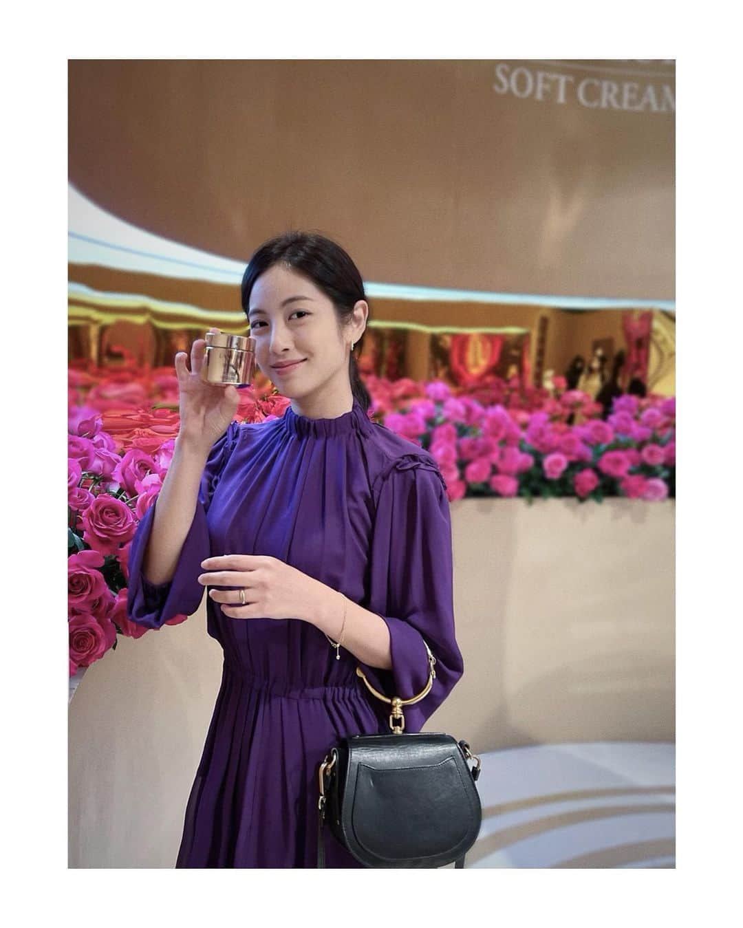 パン・ソヨンのインスタグラム：「#광고  LANCOME ABSOLUE   수천송이 장미의 에너지를 가득 담아  더 특별한 랑콤의 최상위 라인 ABSOLUE ✨  매끈한 발림에 영양감이 깊게 흡수되어 쫀쫀해지는  압솔뤼 더 세럼은 이번 가을 내 최애 세럼이 될 예정   작은 쇼핑백에 장미향 포푸리를 가득 넣어준  센스 만점 랑콤💜  올 가을 장미의 힘을 믿어볼게요 🌹  #랑콤 #압솔뤼더세럼 #롱지비티사이언스 #스킨케어 #lancome #absolue #absoluetheserum #skincare」