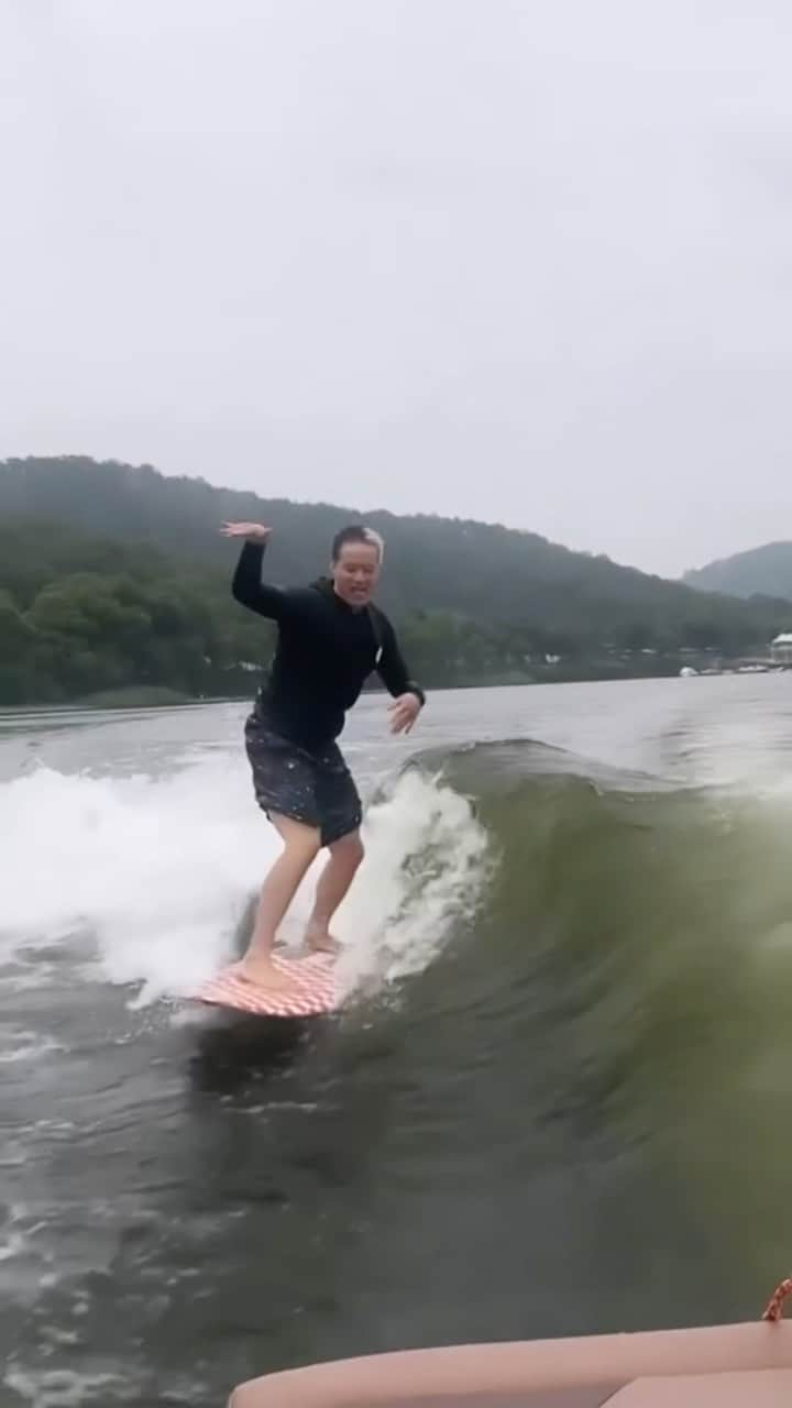 プニエル のインスタグラム：「Tried doing the challenge while wake surfing… i failed but it came out better than I expected so success lol 🏄‍♂️  Not gonna do a normal dance challenge like a true Outsider 😂  #outsiderchallenge #아웃사이더챌린지 #비투비 #BTOB #Outsider #아웃사이더   웨이크 서핑 하면서 챌린지 해봤는데.. 실패 한것같은데 기대 이상이어서 성공 ㅋㅋㅋㅋㅋㅋ 🏄‍♂️  진정한 #아웃사이더 인만큼 챌린지도 평범하지 않게 😂」