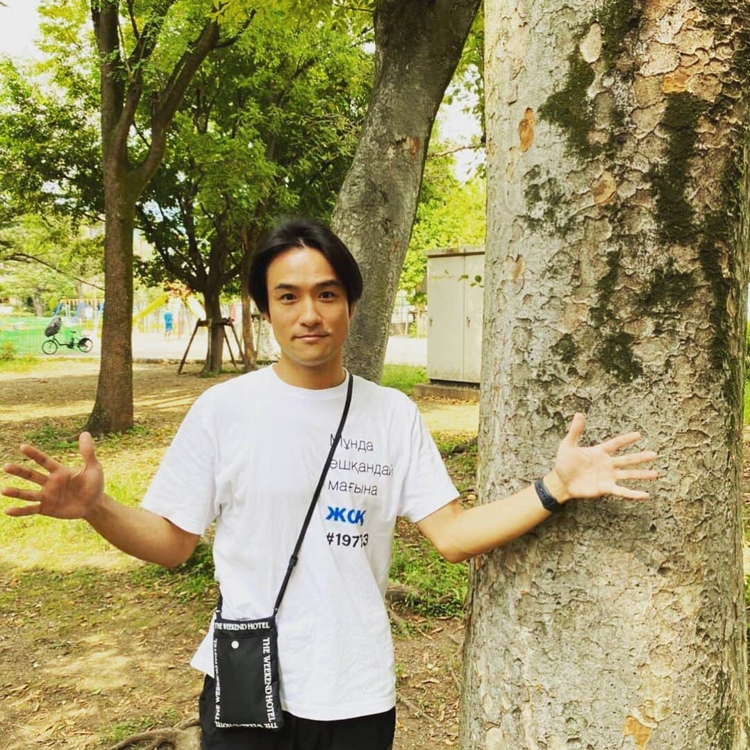 笠原秀幸さんのインスタグラム写真 - (笠原秀幸Instagram)「お久しぶりです！お元気ですか？  ワタシハゲンキニシテマス！  この夏の思い出は、外に出かけられないので、たくさん読書をしました。  ✋　　　👨🏻　　　🤚  これぐらい！読みま！した！  色々と始まり始めましたので、集中して生きて、ベストを尽くしたいと思います！9月も、宜しくお願いします⛱」9月1日 16時10分 - kasahara_rarara