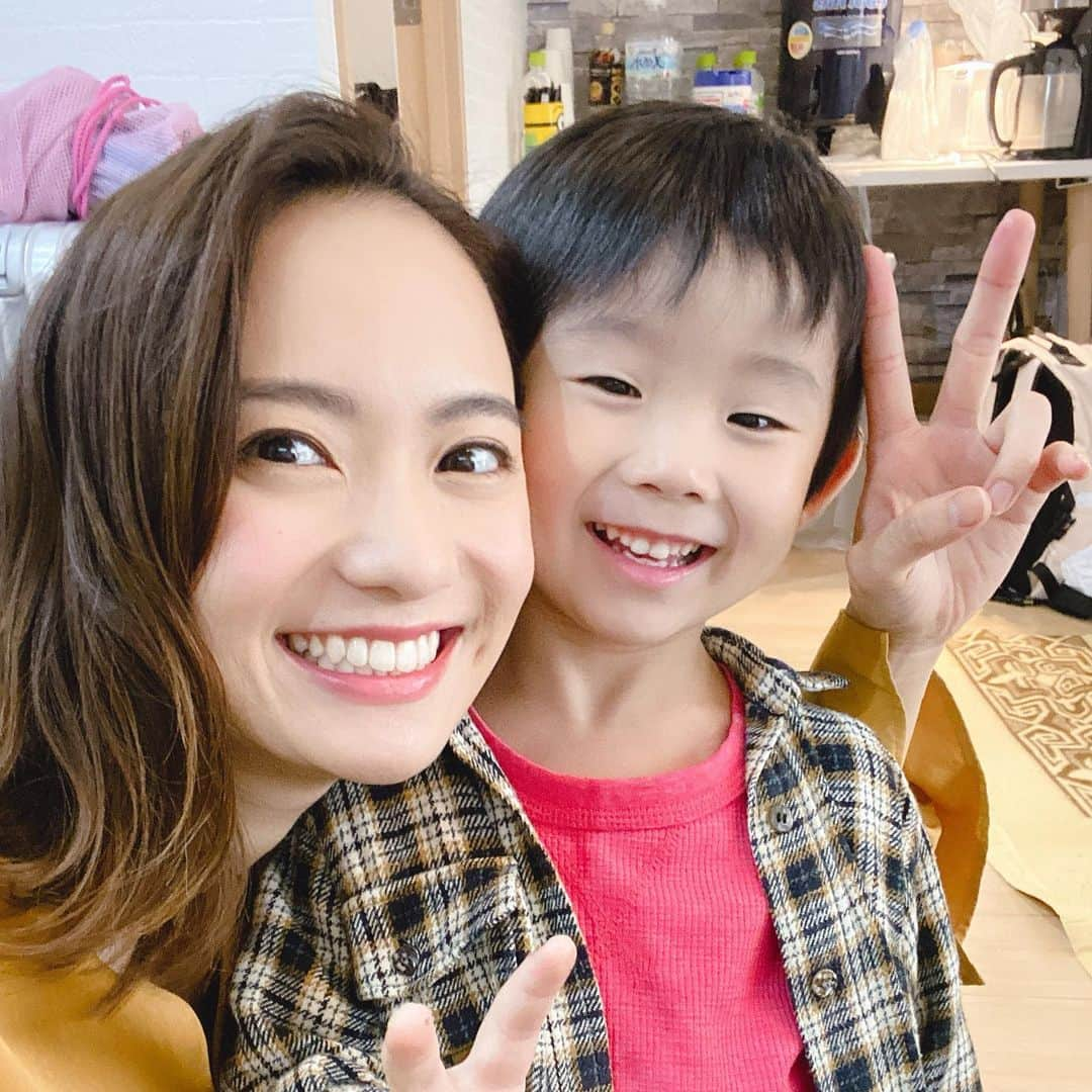 鉢嶺杏奈さんのインスタグラム写真 - (鉢嶺杏奈Instagram)「🧡お知らせ🧡  尾花貴絵ちゃんとダブル主演を務めさせて頂いた  🎥映画「マイライフ、ママライフ」 が田辺・弁慶映画セレクション2021にて特別上映されます＾＾  9月14日、テアトル新宿 9月16日、テアトル新宿 9月29日、シネ・リーブル梅田 で上映されます。  この作品はなんとっ！ 第14回田辺・弁慶映画祭で観客賞を受賞しました！ありがとございます❤️  撮影したのは、コロナ前です。 私は育児と仕事の両立に悩む三島沙織を演じてます。 私たち女性は、働いている時、結婚した時、そして子どもを持った時、いくつもの決断を迫られます。 その答えは、正解か不正解なんて誰にも分からない。 悩んでも前へ前へ進むのは、女性の強さなのではないでしょうか？  この映画は、そんな女性の背中を押せるような、 男性の心をハッとさせるような、 そんな作品だと私は感じてます。  ぜひ、ご夫婦でカップルで、もちろんお一人様でも！ 劇場に見にきて頂けたら嬉しいです。  #マイライフ、ママライフ #尾花貴絵 #亀山睦実  #鉢嶺杏奈  #映画 #仕事と子育てに悩む女性を応援する映画」9月1日 16時16分 - hachimine_anna