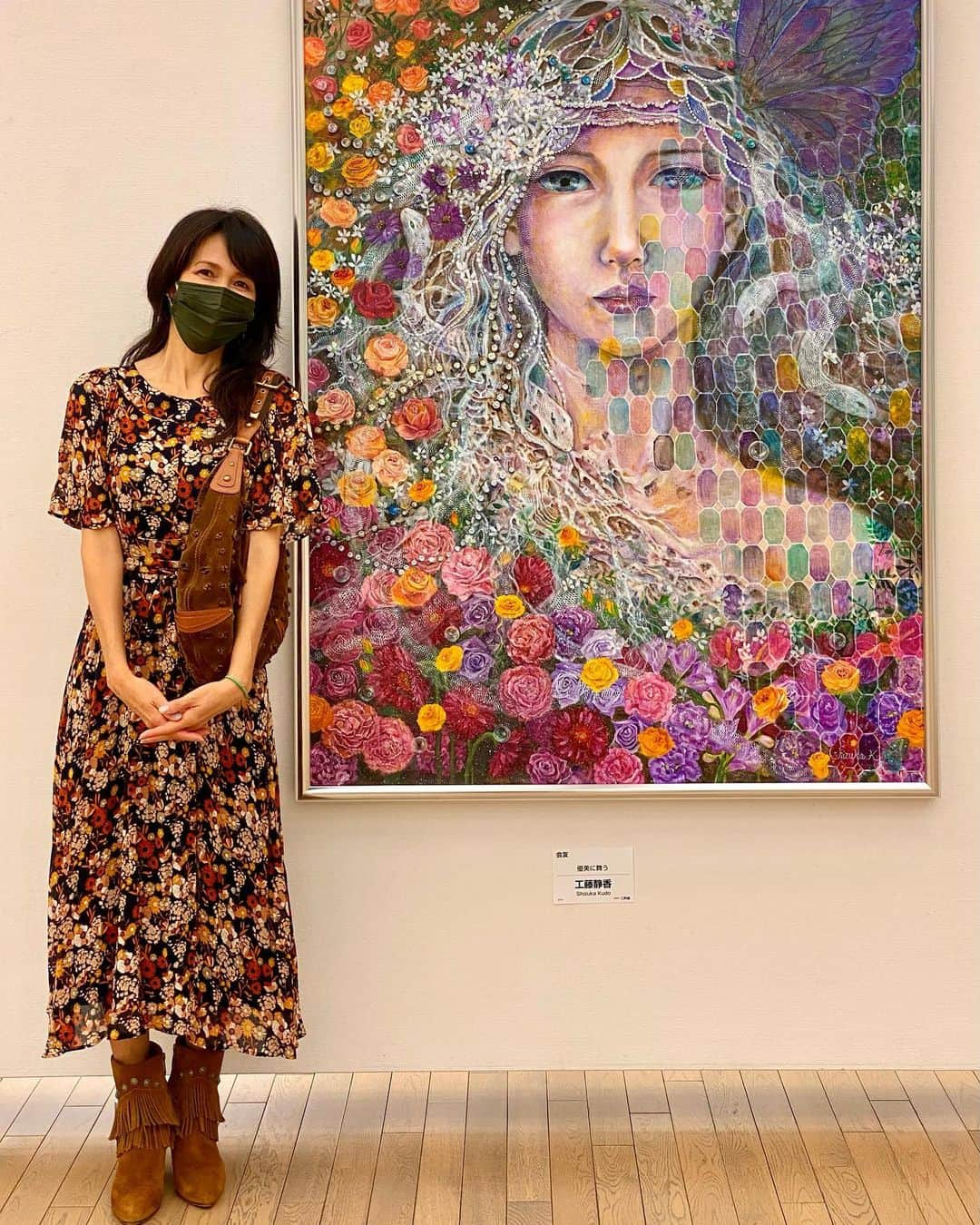 工藤静香さんのインスタグラム写真 - (工藤静香Instagram)「毎年新聞の取材を受けさせて頂いていましたが、今年は自粛をして、この場で紹介をしますね！  タイトルは「優美に舞う」です。  ストーリーズなどで下の方のお花や真珠などをお見せしていましたが、これが完成となります。  二科展 国立新美術館 9/1から9/13  皆さまに気に入っていただけて、本当に嬉しいです💕ありがとうございます😊」9月1日 16時27分 - kudo_shizuka