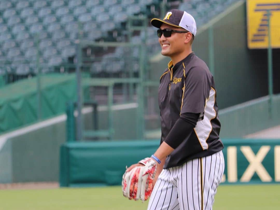 阪神タイガースさんのインスタグラム写真 - (阪神タイガースInstagram)「今日も甲子園で中日戦‼︎ 試合前練習の様子です！  #中野拓夢 選手 #秋山拓巳 選手 #木浪聖也 選手 #梅野隆太郎 選手 #近本光司 選手  6枚目はマルテ選手から撮ってと リクエストを貰った#スマイルショット です✨ #ジェフリーマルテ 選手 #糸原健斗 選手 #阪神タイガース #挑超頂」9月1日 16時49分 - hanshintigers_official