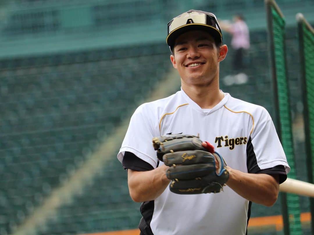 のインスタグラム：「今日も甲子園で中日戦‼︎ 試合前練習の様子です！  #中野拓夢 選手 #秋山拓巳 選手 #木浪聖也 選手 #梅野隆太郎 選手 #近本光司 選手  6枚目はマルテ選手から撮ってと リクエストを貰った#スマイルショット です✨ #ジェフリーマルテ 選手 #糸原健斗 選手 #阪神タイガース #挑超頂」