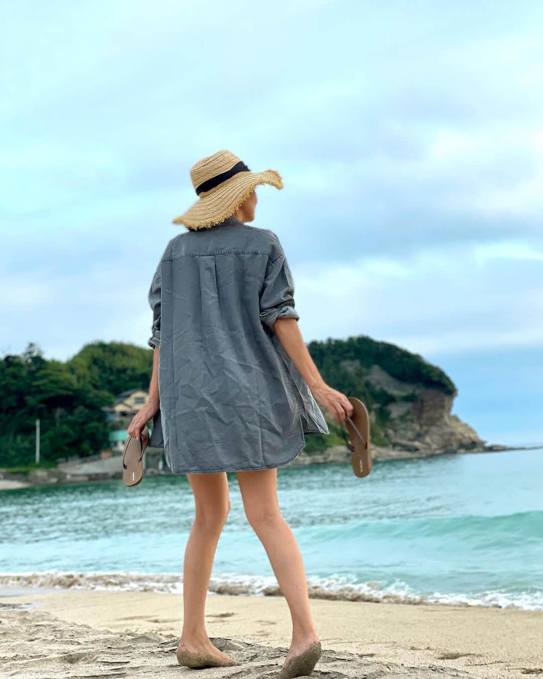 藤崎奈々子さんのインスタグラム写真 - (藤崎奈々子Instagram)「ちょっと元気な日は近くの海でお散歩 最近夕方は肌寒いので届いたばかりの @elura_official のシャツを羽織ってみました。 薄すぎず、厚すぎず、ちょっと涼しい日にちょうど良い。 夕焼けと海が綺麗で幸せな日✨ ・ シャツは.st(オンラインストア)で購入できます ・ #elura#エルーラ#大人の悩みに効くコーデ#elura2021aw#海のある暮らし#お散歩コーデ#夕焼けの空」9月1日 16時43分 - nanakofujisaki