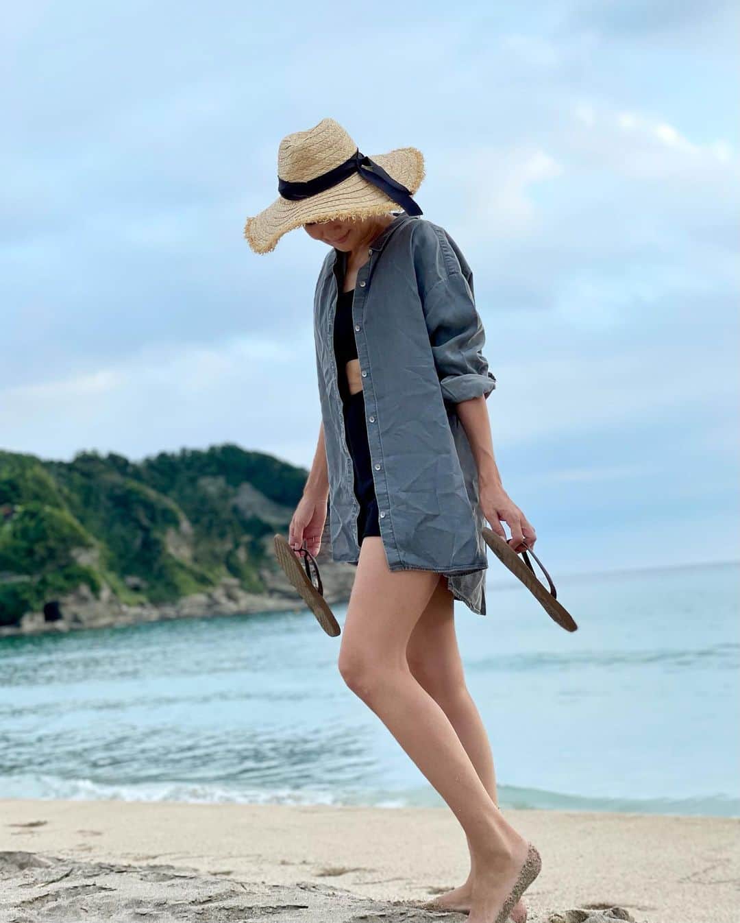 藤崎奈々子さんのインスタグラム写真 - (藤崎奈々子Instagram)「ちょっと元気な日は近くの海でお散歩 最近夕方は肌寒いので届いたばかりの @elura_official のシャツを羽織ってみました。 薄すぎず、厚すぎず、ちょっと涼しい日にちょうど良い。 夕焼けと海が綺麗で幸せな日✨ ・ シャツは.st(オンラインストア)で購入できます ・ #elura#エルーラ#大人の悩みに効くコーデ#elura2021aw#海のある暮らし#お散歩コーデ#夕焼けの空」9月1日 16時43分 - nanakofujisaki
