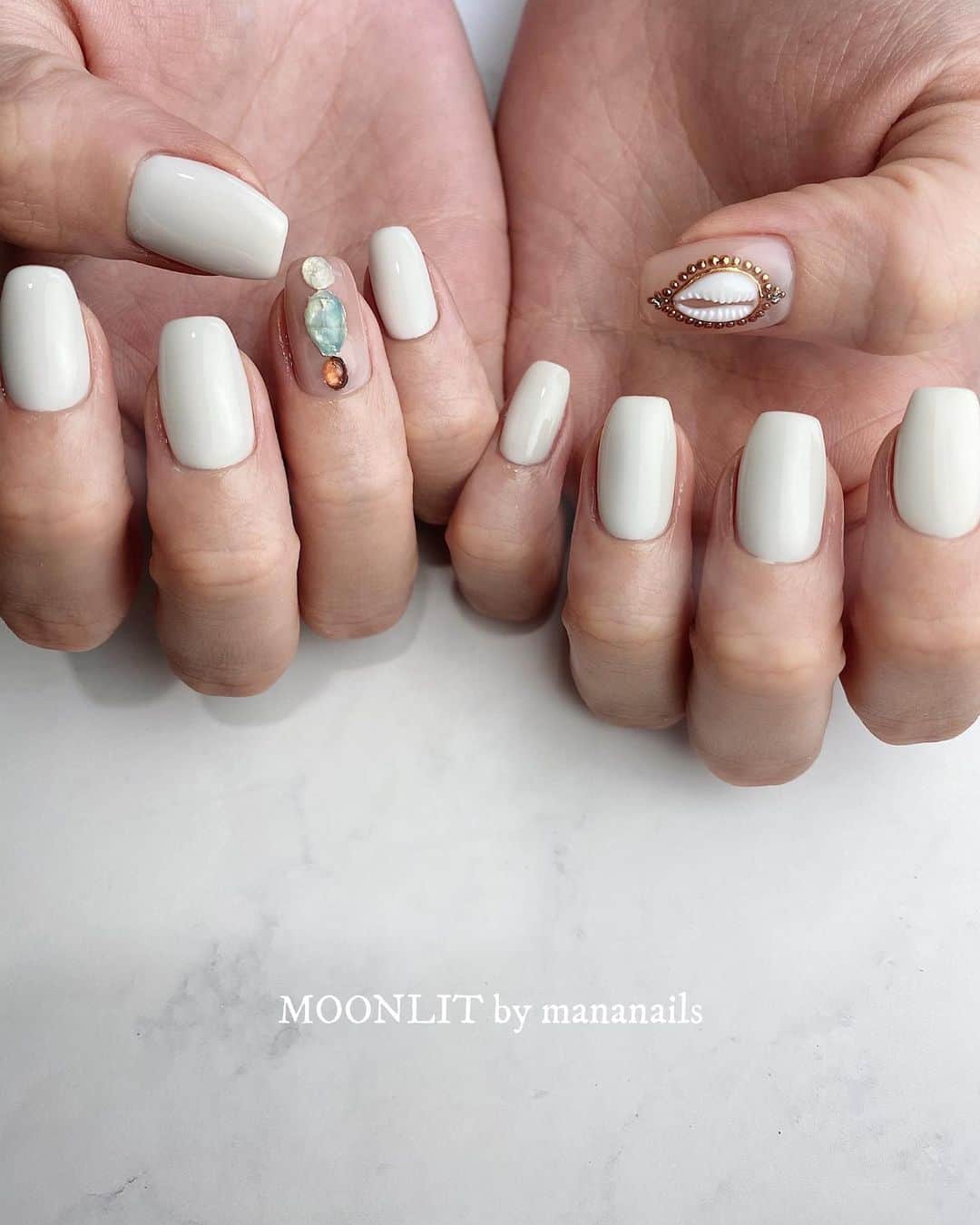 mananailsのインスタグラム：「White × jewelry  くすみホワイトとジュエリー🤍🐚 さわやかでかわいい😌  ☾2 designs」