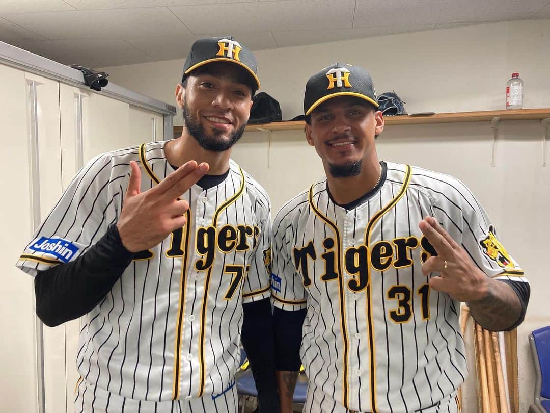 のインスタグラム：「同点のタイムリーを放ったマルテ選手&9回を投げ試合を締めくくったスアレス選手‼︎  #ジェフリーマルテ 選手　#ナイスバッティング  #ロベルトスアレス 選手　#ナイスセーブ ‼︎ #阪神タイガース #挑超頂」