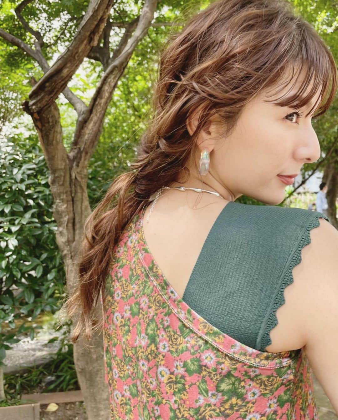 スザンヌさんのインスタグラム写真 - (スザンヌInstagram)「ワンショル花柄ワンピ💐に緑タンクトップ💚にドットバックな今日●⚪️  👗 @fumietanaka_jp × #raybeams  👚 @mystic_pr  👡 @serenececool  👜 @setsuko_sagittaire」9月1日 17時38分 - suzanneeee1028