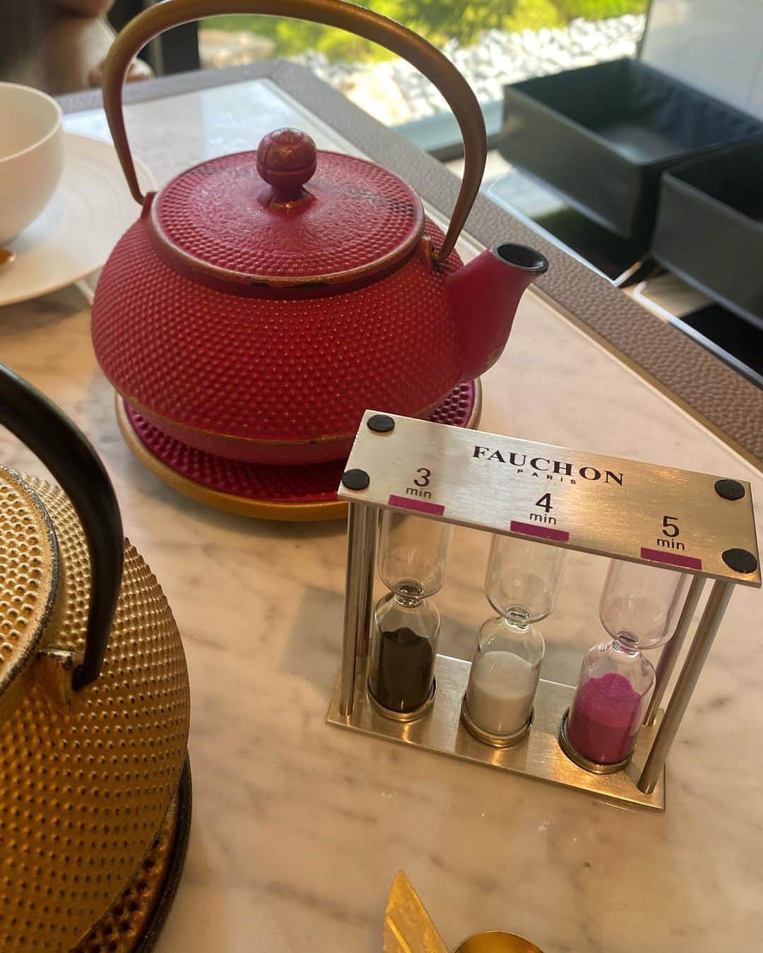 yuiさんのインスタグラム写真 - (yuiInstagram)「. .  Fauchon hotel kyotoは、 ピンクのホテルだと思い込んでWhite × Pink 💓 で張り切って伺ったら、 ピンクではなく😳 落ち着いた内装のホテルでした🥺✨ . アフタヌーンティーも美味しくて、 大好きなフォションの紅茶は🫖 勿論最高に美味しかったです🐷✨ . .  #yuiinkyoto#yuitrip✈️ #ゆい旅 #マタニティライフ #ゆいのママライフ#フォションホテル#fauchonhotelkyoto #fauchonhotel」9月1日 17時58分 - yuiram