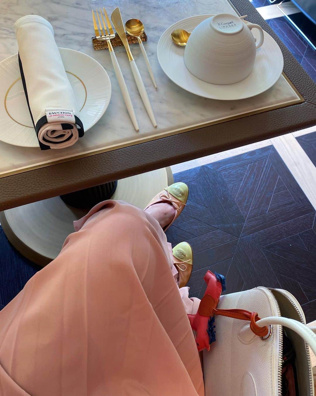 yuiさんのインスタグラム写真 - (yuiInstagram)「. .  Fauchon hotel kyotoは、 ピンクのホテルだと思い込んでWhite × Pink 💓 で張り切って伺ったら、 ピンクではなく😳 落ち着いた内装のホテルでした🥺✨ . アフタヌーンティーも美味しくて、 大好きなフォションの紅茶は🫖 勿論最高に美味しかったです🐷✨ . .  #yuiinkyoto#yuitrip✈️ #ゆい旅 #マタニティライフ #ゆいのママライフ#フォションホテル#fauchonhotelkyoto #fauchonhotel」9月1日 17時58分 - yuiram