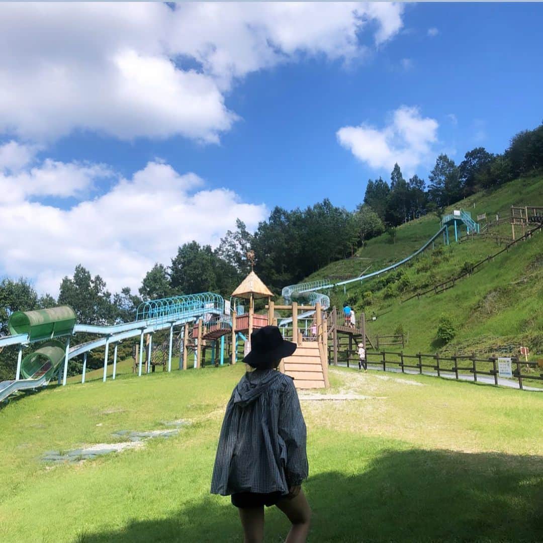 外村久美子さんのインスタグラム写真 - (外村久美子Instagram)「・ 川遊びで着ていたのは、yoriのタンクトップにパーカーpatagoniaのショートパンツ、帽子は無印良品でした。 質問沢山頂きましたが、パーカーは以前の商品になります🙏今期の撥水パーカーは発売中なので、良かったら チェックして見てください😌 #yori_japan  @_y_o_r_i_」9月1日 17時56分 - kummy153