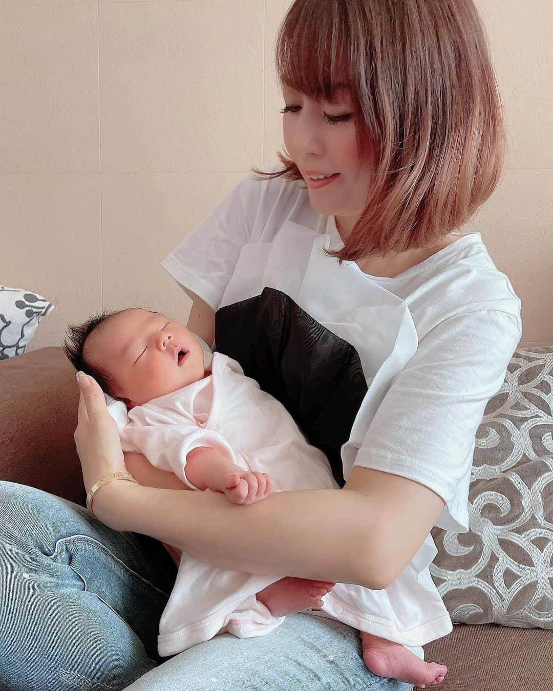 ikuさんのインスタグラム写真 - (ikuInstagram)「こんばんは♡ おつかれさまー♡ ・ 8月21日 9時28分誕生💕女の子👶🎉❤️ 初孫です😍‼️ コロナ禍で誰も付き添えない不安の中1人でよく頑張ったなって思います‼️ やっぱり産まれるまで孫の心配ってゆうよりも娘の身体の心配の方が大きかった✨自分の子どもは幾つになっても子どもでやっぱり一番可愛いんでしょうね💕 写真は昨日撮ったからちょうど生後10日目✨✨ 可愛い～ミルク飲んでる姿もギャン泣きしてる姿も全部可愛いです🤣❤️ やっぱ自分が産んだ子じゃないから余裕なんでしょうか？笑 ・ 娘も初産にしては安産だったようで良かった😊‼️💕 最初から手馴れた様子でオムツ替えたりミルクあげたりする娘😊昔から何するのも手際良いから流石です😂💕 私は毎日ご飯の支度ばっかりしてます😂🍚 ・ これからの成長が楽しみで仕方ない〜😊‼️早く一緒にお出かけできると良いな〜🎵🎵 ・ #初孫#可愛い#新生児#よく頑張った#生まれてきてくれてありがとう #赤ちゃん#いつもありがとう」9月1日 18時01分 - cheriee515