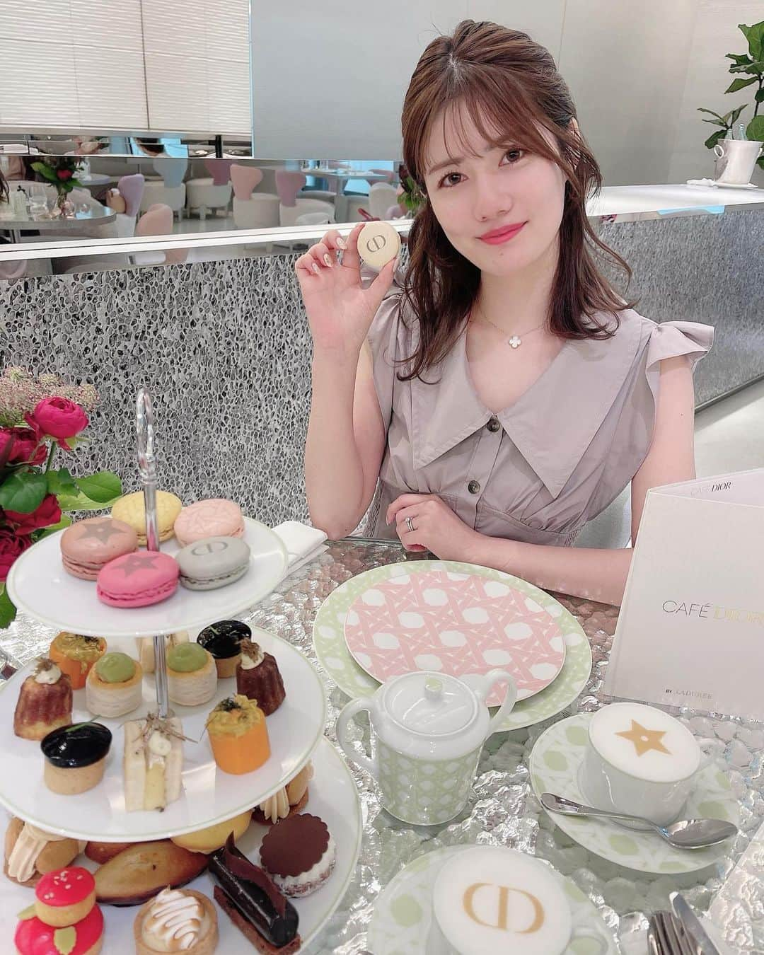 鈴木茉由さんのインスタグラム写真 - (鈴木茉由Instagram)「ℂ𝔸𝔽𝔼 𝔻𝕀𝕆ℝ 𝕓𝕪 𝕃𝔸𝔻𝕌ℝ𝔼𝔼 🫖  ボリュームすごかったけどなんとか完食😋 スイーツも食器も可愛すぎた♡♡ . #cafedior #laduree #ディオールカフェ #銀座カフェ #アフターヌーンティー #ラデュレ #snidel #vancleefarpels」9月1日 18時04分 - mayu__09