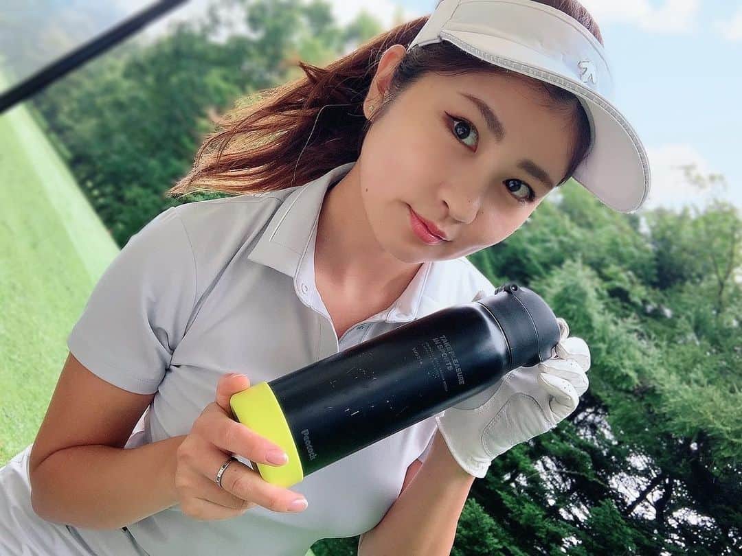 まいまいさんのインスタグラム写真 - (まいまいInstagram)「今シーズン使い込んでいる水筒♡ @peacock_official_jp のストローボトル💓 ストローでチューチュー飲めるから ラウンド中も飲みやすい✨  使い込みすぎて傷だらけになってしまった😂笑  まだまだお世話になります🙇💕 . #まいごるふ#ゴルフ#ゴルフ女子 #ピーコック魔法瓶#peacock#マグボトル#ストローボトル#水筒#魔法瓶#PR#マイボトル」9月1日 18時05分 - ___maigolf___