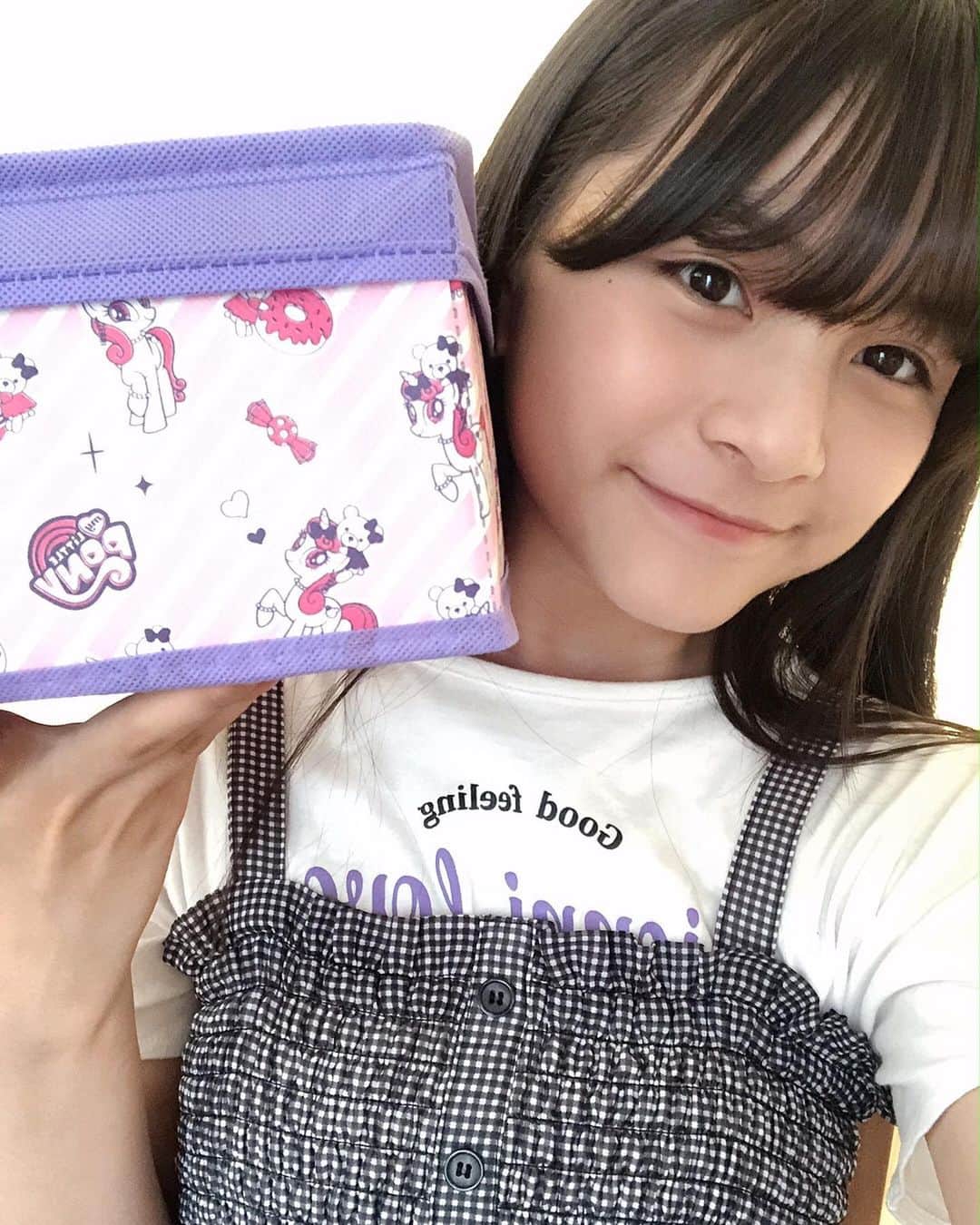 ニコ☆プチのインスタグラム：「コハナのふろくの使い方をチェーック♪  . . ラベンダー×ピンクの組み合わせにジェニコ柄が可愛すぎる😆💕 私はマスクと携帯用の除菌シートを収納してるよ♫ みんなもどうやって使ってるか教えてね〜❕  . .  #ニコプチ #ニコプチふろく #プチモのふろくの使い方  #ニコプチふろくのある生活  #ジェニィラブ #マイリトルポニー  #ふろく #有坂心花」