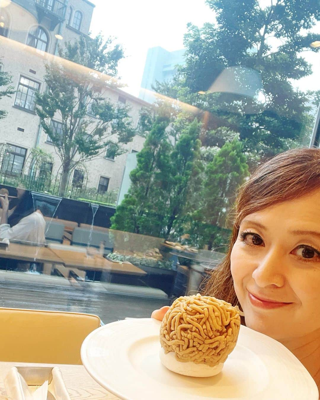 里井真由美さんのインスタグラム写真 - (里井真由美Instagram)「今日9/1から〜🌰紀尾井町「 ラ・プレシューズ」和栗モンブラン 販売開始でございます〜 @tokyo_gardenterrace   今年は熊本県 山鹿(やまが)産の和栗🌰🇯🇵 です。  →入刀でございます〜  メレンゲ、生クリーム、和栗の王道スタイル。栗の野性的な香り、ふんわり軽やかな食感は今年も健在🙌🇯🇵  。。。  お店は赤阪見附、永田町からも近く、 東京ガーデンテラス紀尾井町の4階。イートインもテイクアウトも可能です🌰☺️  。。。  今日から9月！ ますます 栗が主食になります。😂  今月もよろしくお願いいたします♡  。。。  #ラプレシューズ #紀尾井町ガーデンテラス #montblanc #モンブランの世界#モンブラン#栗#栗スイーツ#和栗#sweets#スイーツ#cake#里井真由美 #フードジャーナリスト里井真由美#断面モンブラン#蛋糕#断面フェチ#栗子蛋糕#さといいね #ありが糖運動#japan#japanese」9月1日 18時39分 - mayumi.satoi