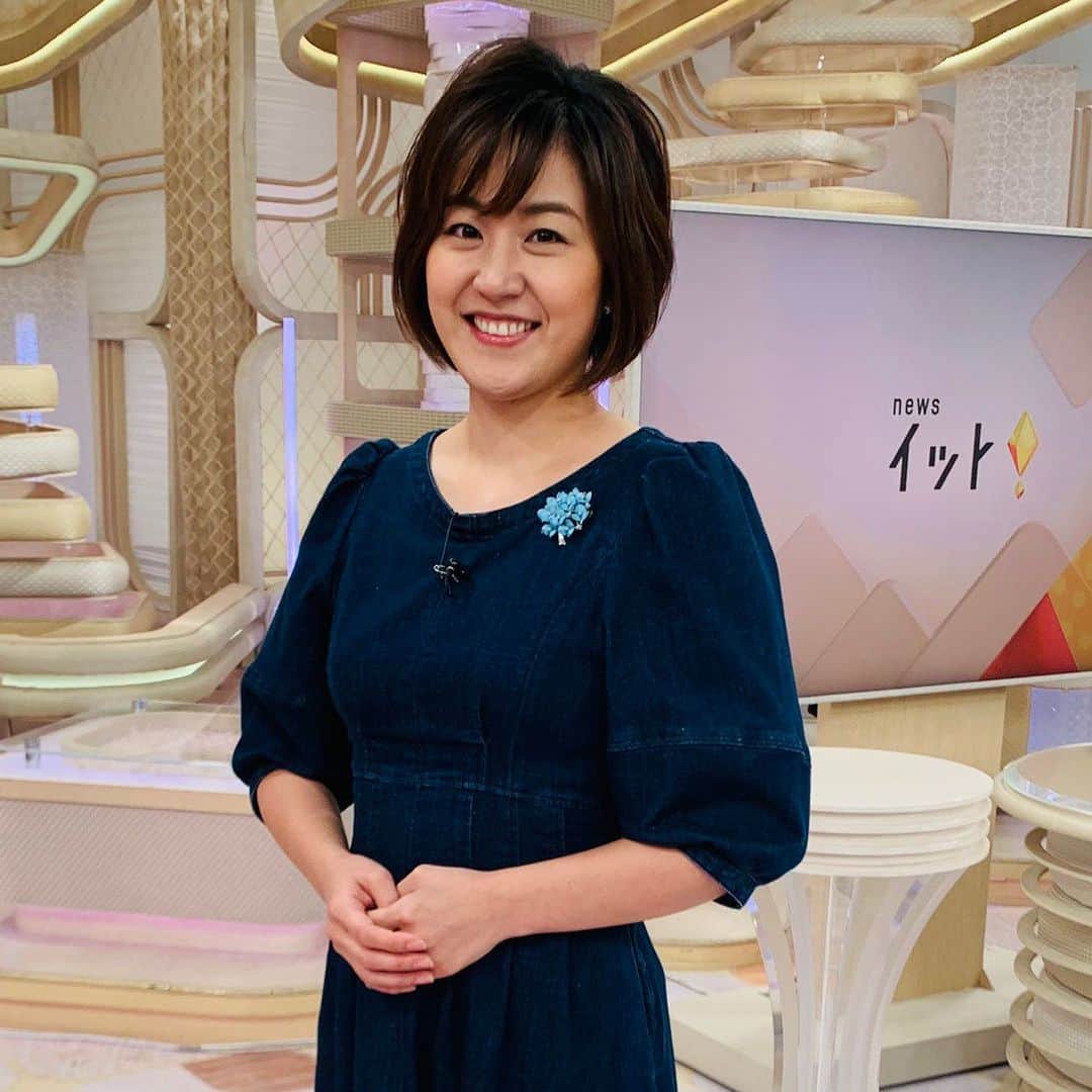 フジテレビアナウンサーのインスタグラム：「・ 石本沙織です。  今日は防災の日。 実は今年、「防災士」の資格試験に合格しました💮 少しでも皆さんの防災意識が高まるような情報をお伝えしていきたいと思っております❗️  担当する「イット！」でも、「見せる防災グッズ」や「服の備蓄」などを取り上げました。  防災グッズを点検したり、ハザードマップを確認したり。  そんな中、今年は小学生になった上の娘と一緒に、「実際にもし登校中に津波が来たら？」と想定して、通学路の「津波避難ビル」を確認しました。  マップ上だけでなく、実際に歩いて、見て、どこから入って、上って…と子供が想像することが大事かなと❗️  意識して街を歩いてみると、普段は気が付かない様々なマークがあると思います。 是非、自分の目で確認してみて下さい❗️  #フジテレビアナウンサー #石本沙織 #イット！ #防災士 #防災の日 #ソナエのハナシ #津波避難ビル」