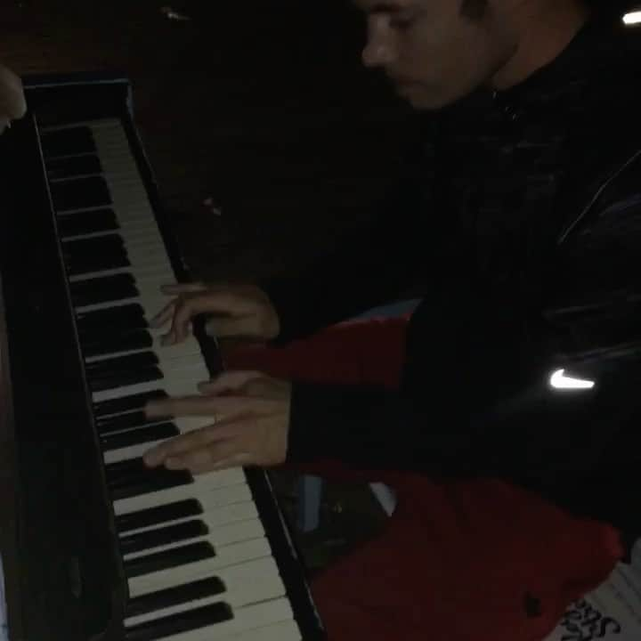 ジョッシュ・ヘンダーソンのインスタグラム：「Impromptu piano sesh In The streets」