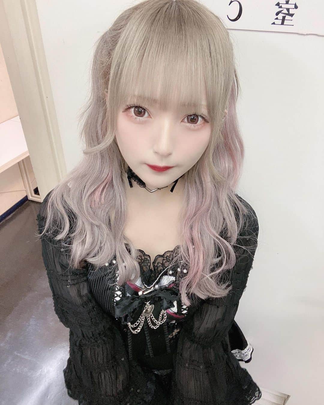 ねこあれのインスタグラム：「夢の中にいるみたい揺らめくバタフライ🦋  ･   #ヘアアレンジ  #ツインテール  #インナーカラー  #ハイトーンカラー  #派手髪女子  #量産型コーデ  #地雷女  #アーマーリング  #ピアス女子  #ゲーム女子  #派手髪  #派手髪女子  #ショートヘア  #地雷女  #アイドル  #メンヘラ  #地下アイドル  #ボブ  #ツインテール  #量産型ヲタク  #量産型  #自撮り女子 #ハイトーンカラー #ハーフツイン #金髪ショート #赤髪  #青髪 #白髪 #ハイトーンボブ」