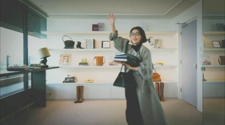 JUNNAのインスタグラム：「#YouTube  更新しました🤍  これから発売の @etretokyo  の新作たち 一気にフライング見せです🤭💗  アウター特集🙌  楽しんでいただけますように...  私物、コスメ、アクセサリーもモリモリ登場させています  本日/20時半からインスタライブ 明日/18時からインスタライブ  私は明日のインスタライブに参加します💪🤍  コートの発売は9月2日 YouTubeはインスタトップページ or ストーリズよりご覧いただけます  #ETREノーカラートレンチコート  #ETREバスクボーダートップス」