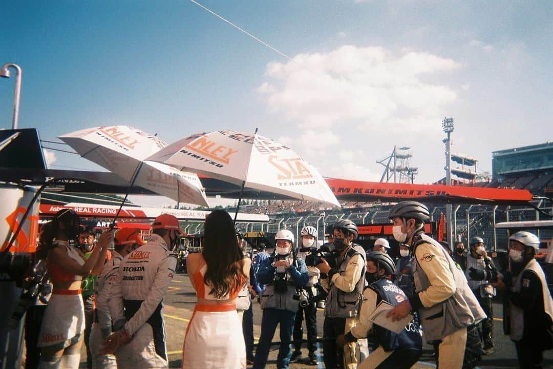 相沢菜々子さんのインスタグラム写真 - (相沢菜々子Instagram)「#1号車の日 🧡🦈  2021 AUTOBACS SUPER GT Round5  SUGO GT 300km RACEも 1号車 STANLEY NSX-GT, TEAM KUNIMITSUへの応援よろしくお願いします🤲  素敵なお写真詰めました　申し訳程度の相沢を添えて。  #SUPERGT #Honda  #STANLEY  #TEAMKUNIMITSU  あと1000名様で10000人フォロワーでっす！🦈🔥 @team_kunimitsu_official」9月1日 19時25分 - nanako_aizawa