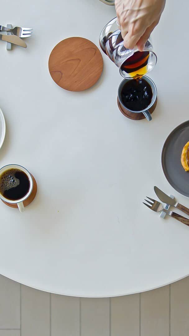 cafe_no_maのインスタグラム：「・ My relaxing day off ・ お休みの日。キッチンからきれいな海が見えると、外出するのがもったいないと思い…　そんな日は趣味のお菓子作りに走ります。今回は、“パンミミぐるぐるフレンチトースト”。家にある残りモノで作る簡単なおやつ、クラスト部分の弾力のある歯応えがクセになります。 ・ ・ ・ #過去の動画をYouTubeでご覧いただけます #cafenoma #カフェノマ #coffee #coffeetime #うちカフェ #おうちカフェ #cafenomaMusicSelection ・」