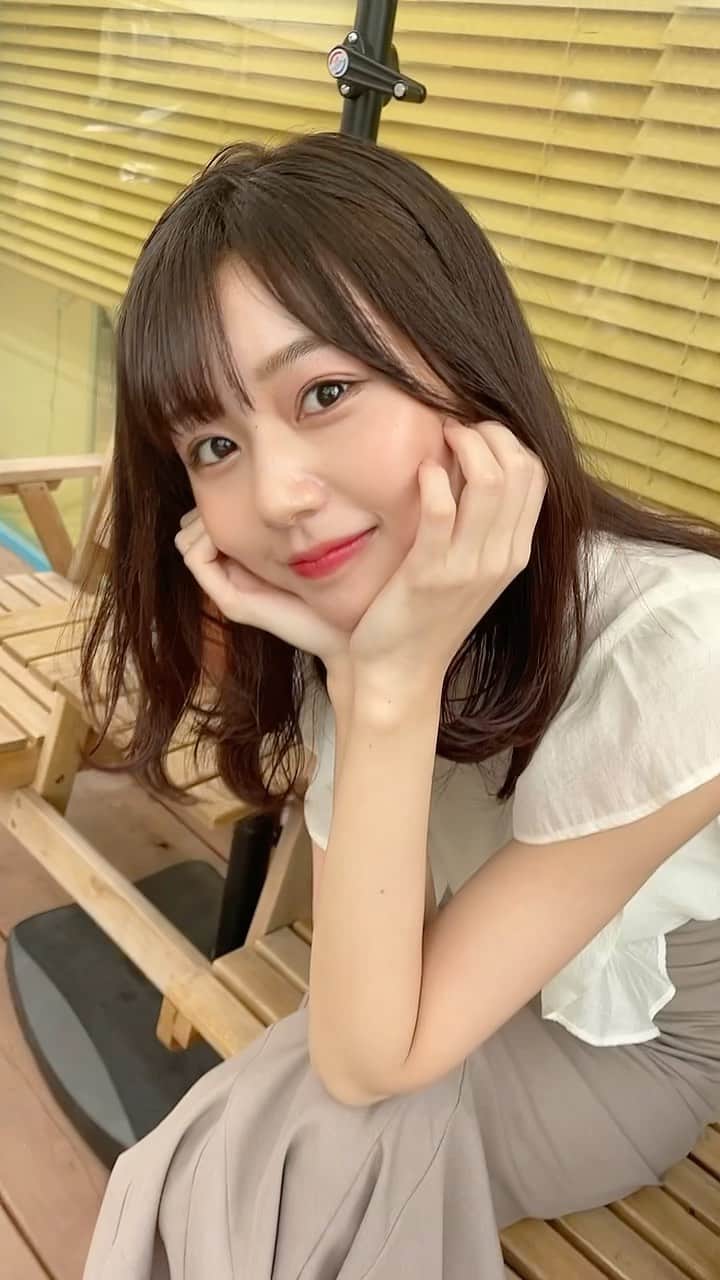 杉浦みずきのインスタグラム：「このくらいの髪の長さが今の気分！💓 髪色暗いのと明るいのどっち派ですか？🤔 ・ ヘアスタイル&撮影 @tenhouo   #ヘアスタイル #ヘアアレンジ #セミロング #ミディアム #ミディアムヘア #暗めカラー #アッシュカラー」