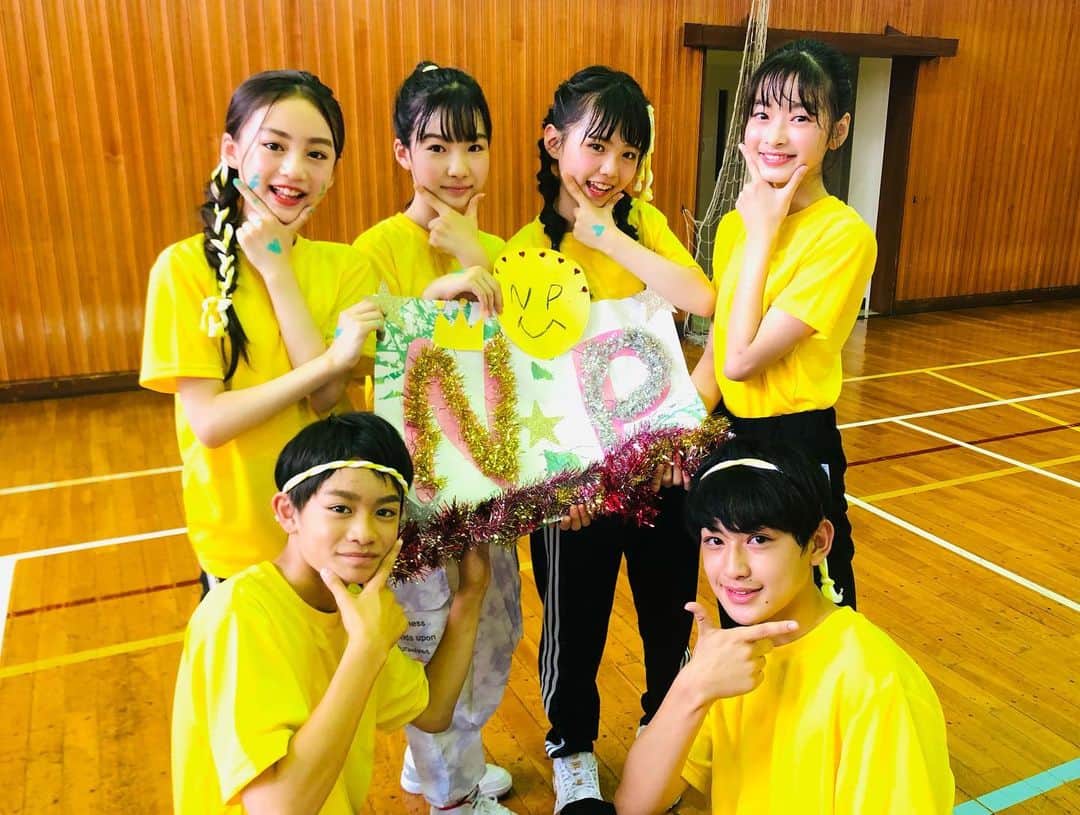 ニコ☆プチさんのインスタグラム写真 - (ニコ☆プチInstagram)「✨🌟🐥🌕💫⭐️🌙  10月号では久しぶりにニコ☆プチ小学校を開校🌼 グループごとのオフショを公開しちゃいまーす！ 今日はスタームーンチーム⭐️🌙  ポーズは⚡️を意識してるんだって😶‍🌫️⚠️ ノリのよさと優しさがピカイチのチームだったよ😉💛  #飯尾夢奏 #小澤輝之介 #小松崎ふたば #浬 #滝口芽里衣 #武藤新奈 #なかよしチーム」9月1日 20時11分 - nicopuchi_official