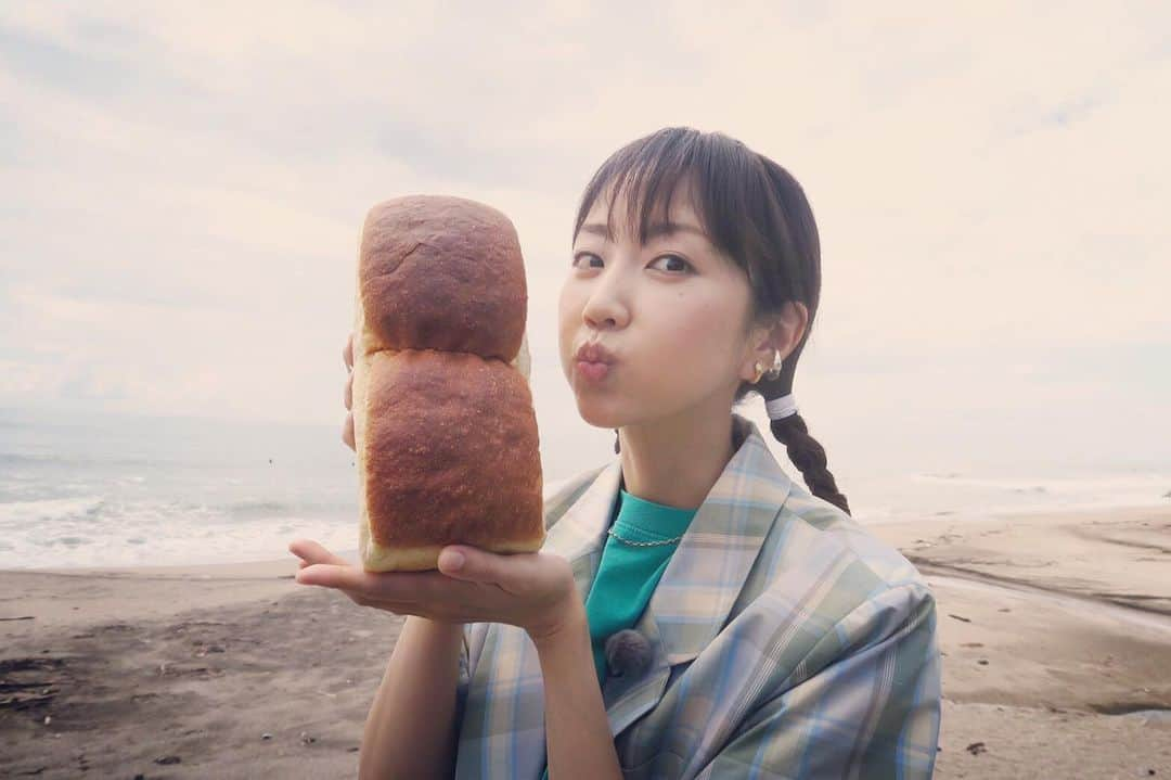 木南晴夏さんのインスタグラム写真 - (木南晴夏Instagram)「#パン旅。新シリーズ はじまります🍞  9月9日より おたのしみにーーー」9月1日 20時15分 - kinamitopan