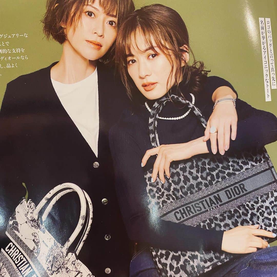 畑野ひろ子のインスタグラム：「@story_love40 10月号発売！ 別冊付録のブランド小物ページ。 秋冬の小物が盛り沢山です😊 撮影／酒井貴生」