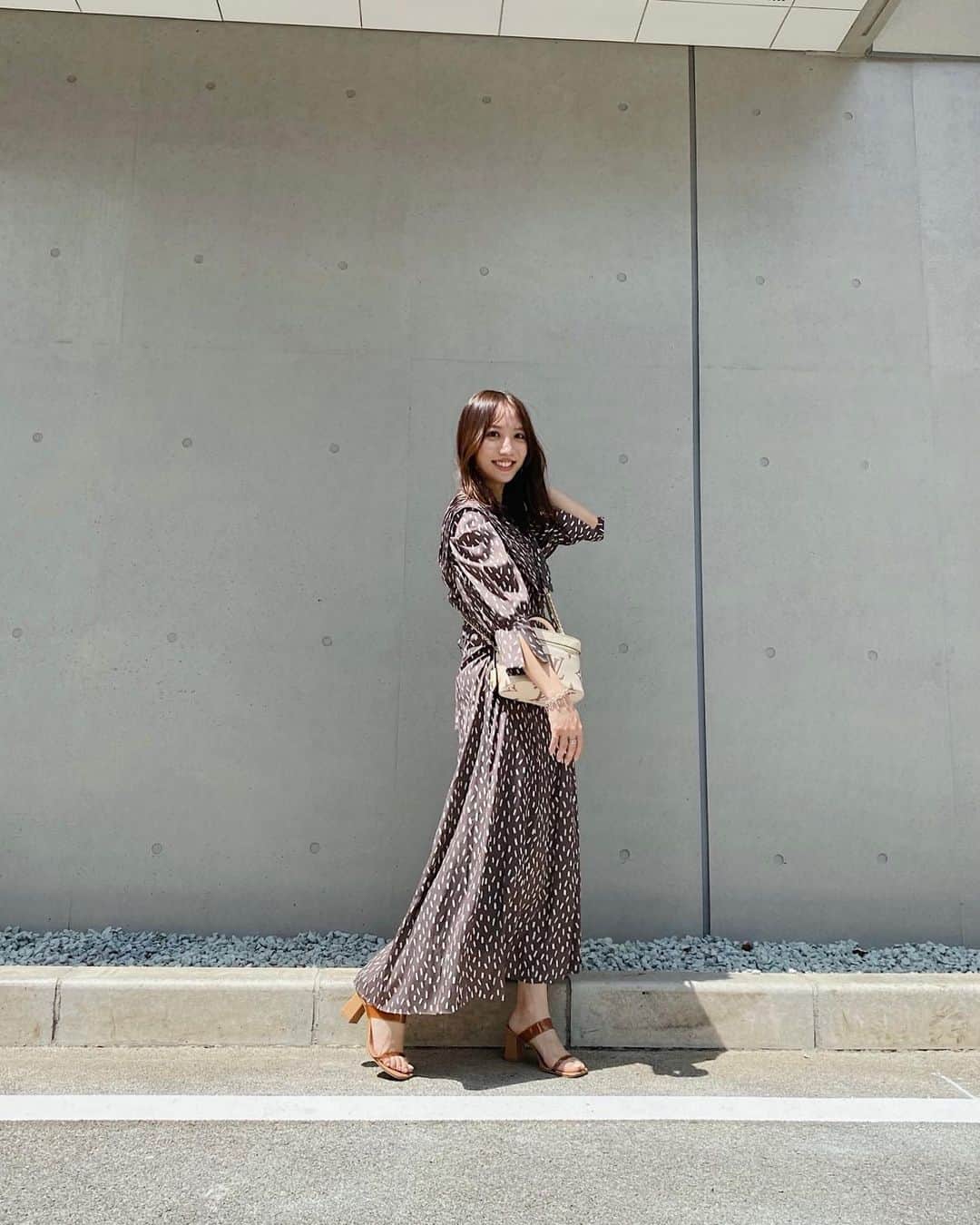 大野真昂のインスタグラム：「普段はあんまり着ない感じのワンピ🧸  熊本と福岡のリニューアル店限定カラーとか言われると ほしくなる😂🌼  トレンドのビッグカラーとかパフスリーブとか可愛いけど 肩幅広い人からしたらさらに肩幅強調されて 似合う服少ないの悲しい、、🥲  #snidel #スナイデル #熊本 #ワンピース」