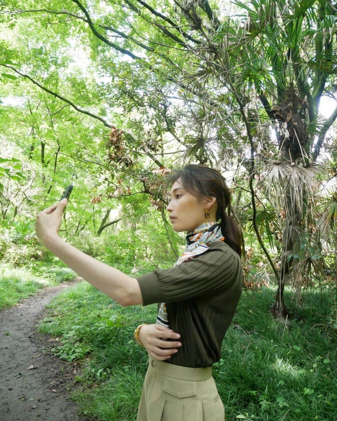 大政絢のインスタグラム：「@hermes  のスカーフ🌿 私は4枚目の写真にもあるエルメスの道を読んでから一層憧れが強くなったエルメスのスカーフ✨ @precious.jp の ページでも一つ一つが特別でいろんな顔を持っているスカーフたちが🐯 もうすぐ新しい号も発売されるので見てない方は是非〜！  そして、今日から9月！ 早すぎる…！」