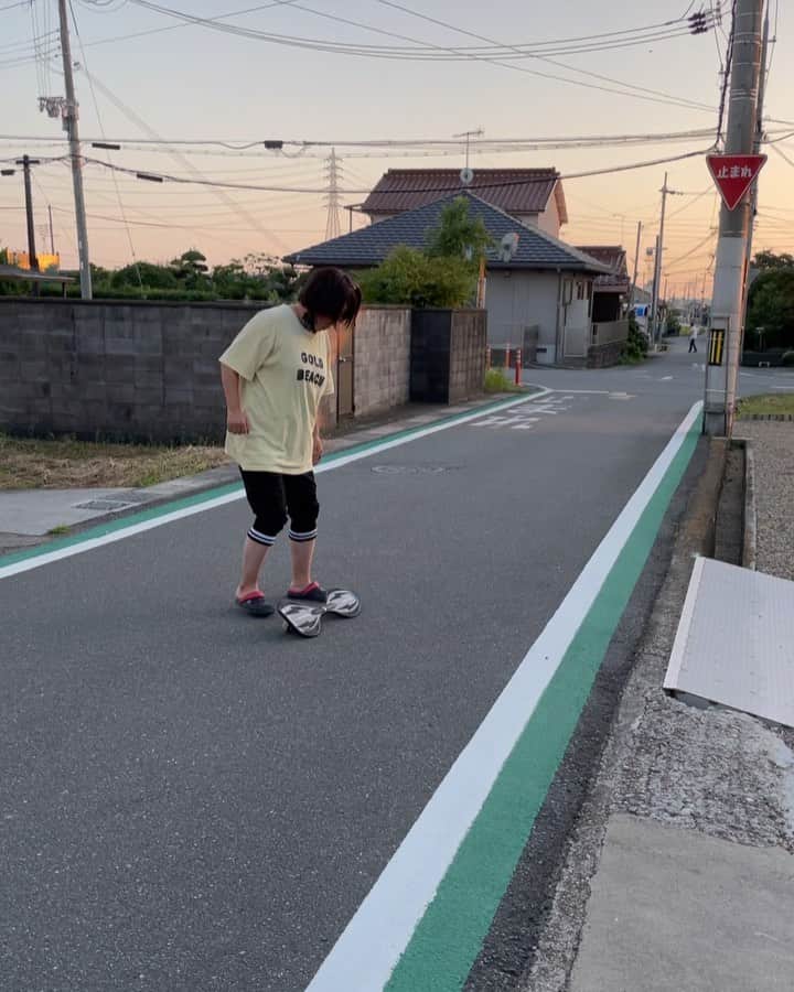武仲麗依のインスタグラム：「こないだ実家でBBQした時の出来事⚠️ ブレボーって言うんかな？ これを姉にやらせたところ 凄い面白いのが撮れたので 皆さんに笑いを共有したいと思います😂  このあと右肘擦り傷 右太もも打撲で凄い青たん 普通に歩けず会社で笑われる。笑  本当に最高の動画が撮れて姉に感謝です🙇‍♀️🤣爆笑」