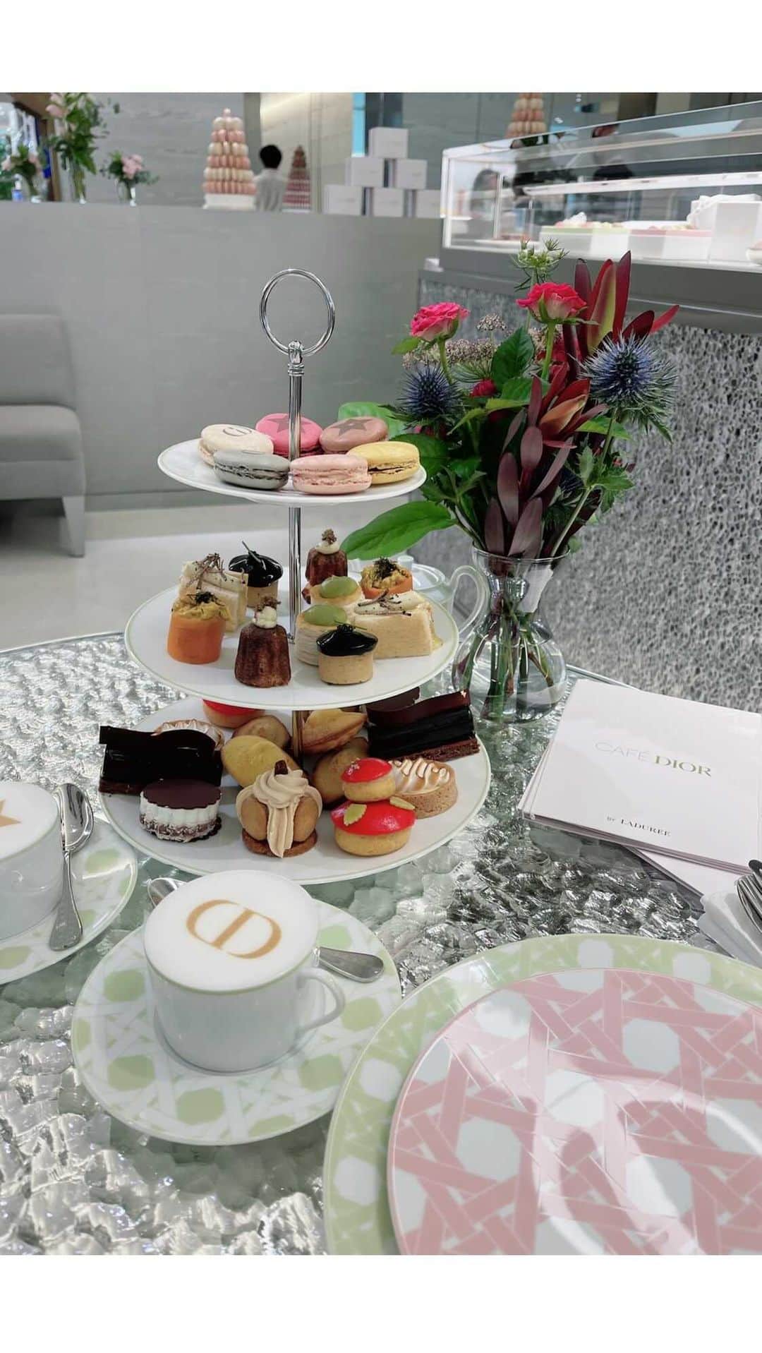 鈴木茉由のインスタグラム：「🍰🫖  #cafedior #laduree #ディオールカフェ #銀座カフェ #アフターヌーンティー #ラデュレ #snidel #vancleefarpels」