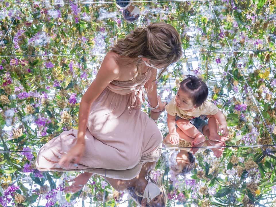 高橋由真さんのインスタグラム写真 - (高橋由真Instagram)「💐✨💐✨💐✨  @teamlab.planets  Phot by @toshiki0410   まだまだ写真いっぱいあるよー♡ ガラス張りでお花がいっぱい🥰  他の人の投稿見てると行く時期によってお花の開花具合や色味が違うのね😳💖  １枚目の写真思いっきり私の手がブレてるけど、すごく雰囲気が好き♡  ちなみにちーくんは。 チームラボに着くなり眠気が襲ってきたらしく、途中寝てたりしててボーッとしてました😂ｗ  #チームラボプラネッツ #teamlabplanets #新豊洲 #チームラボ豊洲 #一眼レフ #sonya7iii #sonyα7ⅲ #家族写真」9月1日 20時49分 - yumachi1021