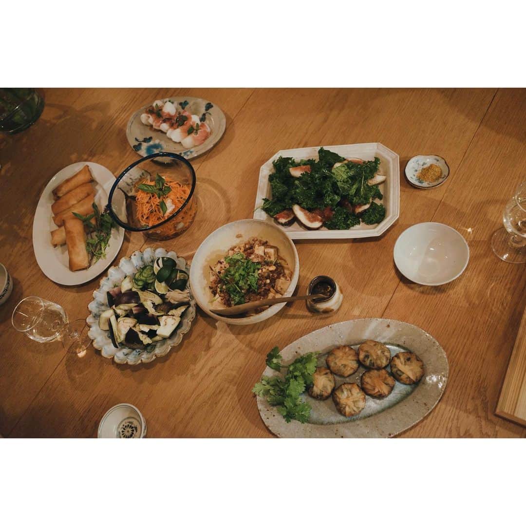 高山都さんのインスタグラム写真 - (高山都Instagram)「チャイナイト🇨🇳🐼👲🏻 麻婆豆腐が好評で嬉しかった。 隠し味は赤味噌と、 #麻ピー  あとは、余ってたシメジも刻んで入れたら深みが増した。 最後に、刻んだパクチーどさっと。 ケールと無花果のサラダ にんじんとバジルの梅オイル和え キャベツとシラスの春巻き 水茄子ときゅうりのサラダ 梨と生ハム お取り寄せした #氷箱里 の点心たちがとても美味しかった。 @takamasa_aoshima にオーダーして頼んでます。 また絶対リピートしよう。」9月1日 20時53分 - miyare38