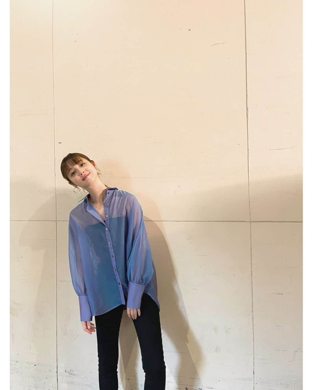 佐々木希さんのインスタグラム写真 - (佐々木希Instagram)「私服。 #iNtimite の新作の綺麗な色のシャツ。 パンツもシンプルなスキニーデニムだけど、履き心地とスタイルアップの為に、凄く形にこだわりました。スキニーデニムは9月下旬頃の発売です。」9月1日 20時57分 - nozomisasaki_official