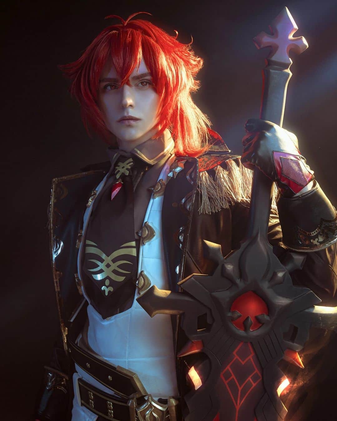 Gesha Petrovichのインスタグラム：「I see you like my #Diluc from #GenshinImpact ,last week my schedule Tiktok were on fire ong, thanks for your support) More pics you can find on Facebook link in bio😊🔥 Hot pics waiting you on Patreon and OF)  Ph @harridana  Wig @geshawigs  Special thanks for help @oniksiya_sofinikum   #dilucgenshinimpact #dilucragnvindr #diluccosplayer #genshinimoactcosplay #genshin_impact #sexy #geshacosplay #geshanation #malecosplay #kaeluc #原神」