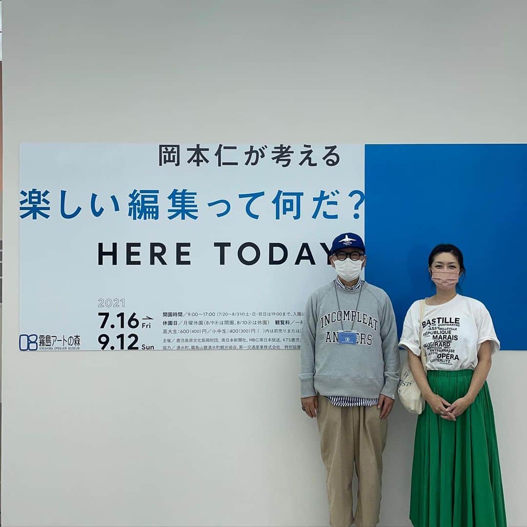 加藤紀子のインスタグラム：「岡本仁が考える 「楽しい編集って何だ？」  岡本さんに初めてご挨拶させて頂いたのは、 雑誌“relax”でのチャッピー企画✨ それはパリ留学前の1997.8年頃だったような。  今回はイベント開催直後、 シュッと伺って 展示の数々に、 ときめいて心ざわめいて。  日々の仕事の記憶もそう、 日々の出会いの記憶もそう。 それらをどう形にまとめるのか…の様々が。  蓄積の力って凄いなぁと、 勉強になる時間を頂きました。  ペンディングになったままの岡本さんとの山形イベントが、いつか実現する日を楽しみにしつつ、 改めて、素晴らしい学びを岡本さん、ありがとうございました！  #楽しい編集って何だ  #souvenir #harriss  なにしろフランスかぶれなもので！で紹介していただいた通り、たまたまこの日も、 パリの好きなエリアTシャツでした😊」