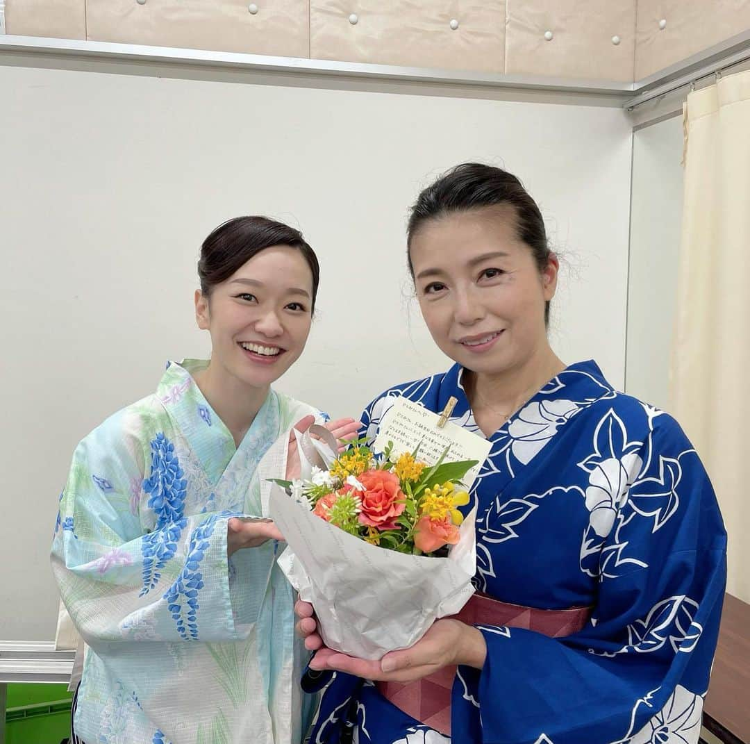 桜咲彩花さんのインスタグラム写真 - (桜咲彩花Instagram)「💐 『劇ナビ』お聴き頂きました皆様、 本当にありがとうございました✨  収録日は 憧れてやまない高橋ひとみさん☺️ 我らがマドンナ☺️北香那ちゃん  お二人のお誕生日でした！！  同じ座組で同じお誕生日、なんと素敵なご縁👏🏻✨ 　 　  心穏やかであたたかくてお優しくて。 そして本当にチャーミングなひとみさん  ひとみさん演じられるウシさんにも、 ひとみさんご自身にも もう心奪われてやまない桜咲は 色んなお話をさせて頂けたり、 ご一緒にお芝居させて頂ける幸せを 心の底から噛み締める毎日です！！！ 　　  ひとみさんの様にお心も佇まいも あたたかい女性になりたい… 　 　  ご縁に心から感謝です！！ 　 　  🥺✨  #高橋ひとみ さん　 #舞台　#赤シャツ」9月1日 23時47分 - ayaka.osaki