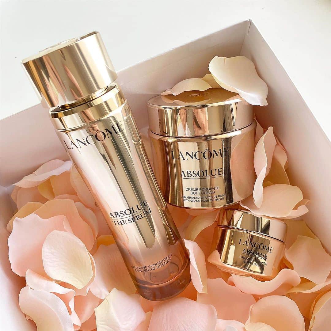 石川理咲子のインスタグラム：「@lancomeofficial アプソリュシリーズ🌹 10年以上にわたる「長寿美肌研究」から生まれた 肌の健康寿命を伸ばしてくれる美容液 「アプソリュ　インテンシブエッセンス」が 9月3日に発売されます。 高級感のあるローズの香りと、滑らかな使い心地で スキンケアのモチベーションも上がります✨ いつものスキンケアにプラスして使うのが楽しみ♡ #ランコム #アプソリュインテンシブエッセンス #長寿美肌」