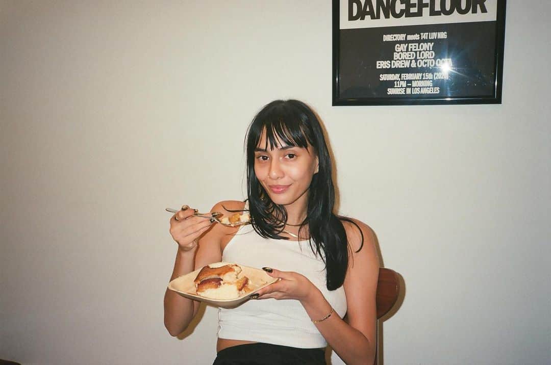 Janice Griffithのインスタグラム：「a peach cobbler i ate for my birthday and the babes who made it」