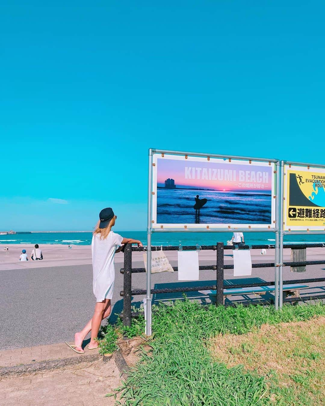 遠藤彩香のインスタグラム：「先週末慌てて海詰めしてよかった〜🏖  もう一気に秋がきたよ 晴れても風が秋だった🍂 もう毎日天気悪いし、雨だし19℃だし  ぴえん。 ついこないだエアバスケしてたのが 夢みたいぢゃん🥺  だがしかーし、 わたしわこの秋からcamperになる🏕 こっそりcamp用別垢にハマり中〜 だからこっちまあまあサボり中〜  campって、終わりがない趣味かも！ 一生できそ🤎  ちゃんと最後までswipeしてね ダッサイおまけ付いてるよ🙈  #last#summer#sea#南相馬#福島#笹川流れ#新潟#秋も#bodyboard#やりたい」