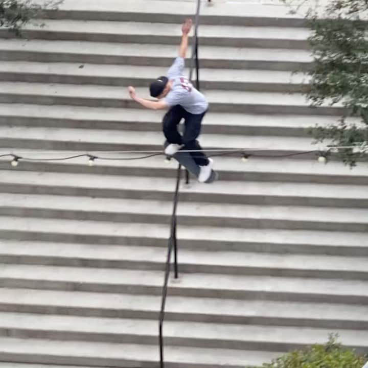 ジェイク・イラーディのインスタグラム：「Front smith in ATL from my @thrashermag @blindskate part  Random homie airdropped after I landed this 😂」