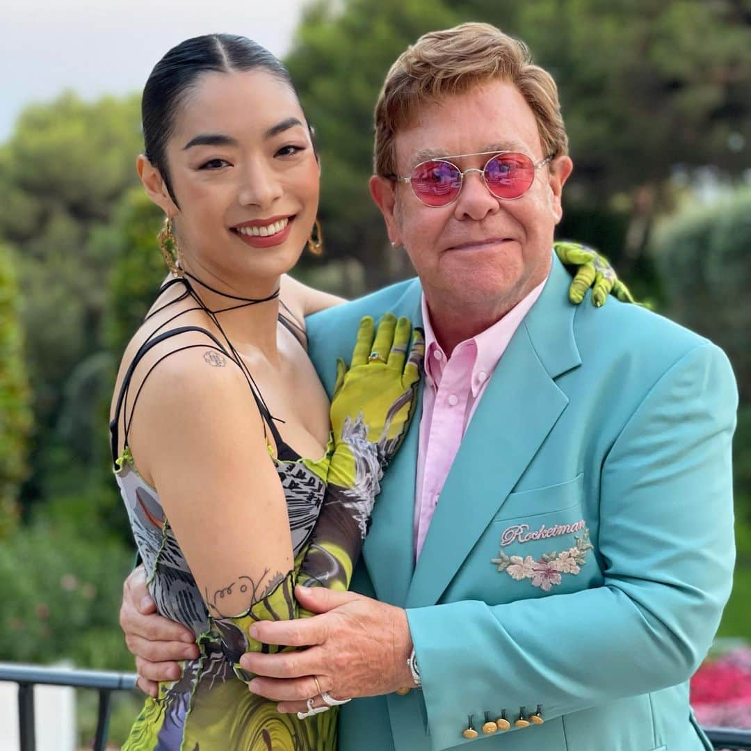 リナ・サワヤマのインスタグラム：「💙 THE LOCKDOWN SESSIONS ALBUM BY ELTON JOHN💙  it was a dream come true to re-work Chosen Family with Elton during lockdown last December. after a 2 week quarantine and lots of testing we got in the studio together, and the rest is history. Two people connected by our chosen families. I’m so happy that the song has found a new home on Elton’s record ❤️  The Lockdown Sessions album out 22 October !!!!! pre save it now !!!!!!   @eltonjohn @eltonjohn @eltonjohn」