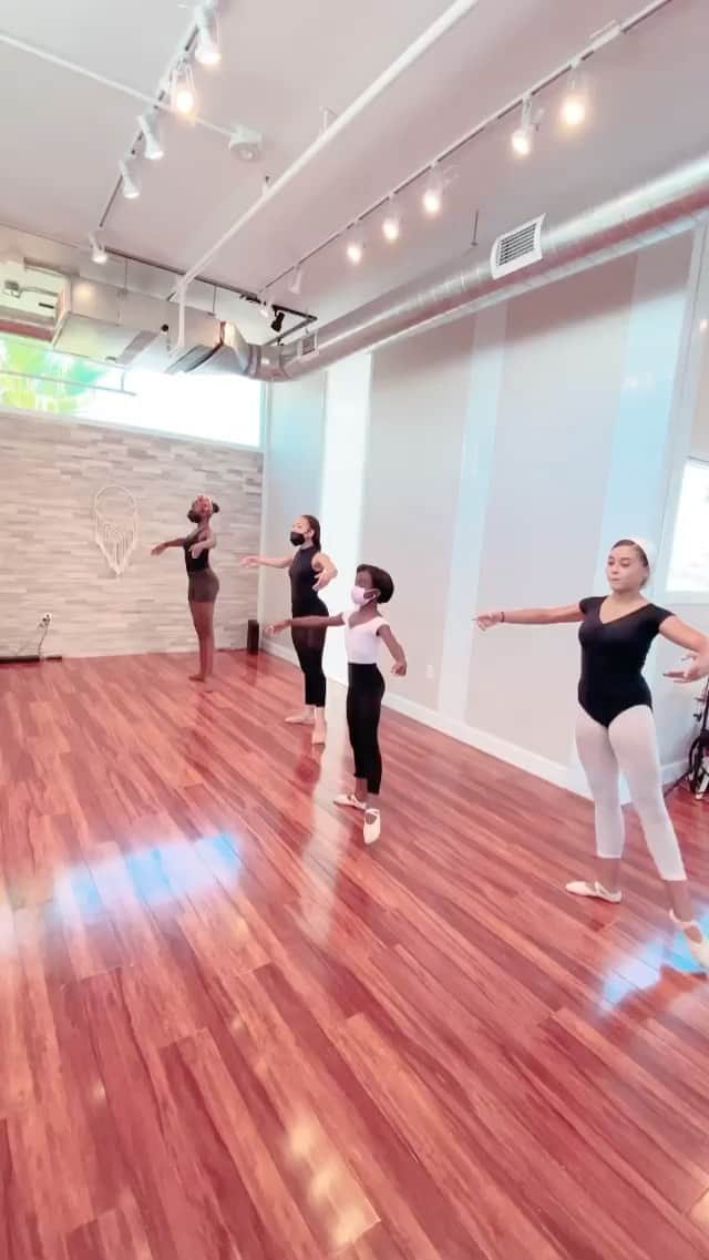 ロッチェル・エイツのインスタグラム：「So proud of my sis! If you are in the Vegas area and love dance please check out @sumayahmcrae dance  academy. #dreamdancenv」
