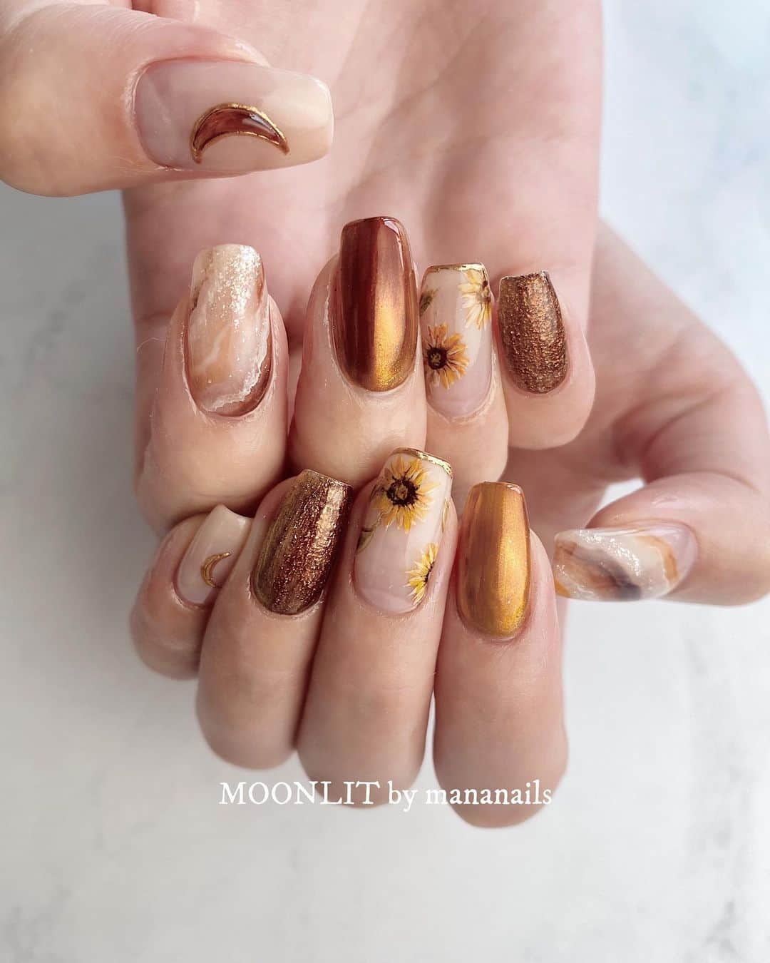 mananailsのインスタグラム：「🌻🌻🌻  ひまわりと秋カラー 夏の終わりと秋の始まりネイル🍂  ☾120minオフ込み」