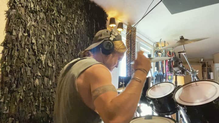 のインスタグラム：「Short clip of Motorheart from the lockdown sessions. #thedarkness」
